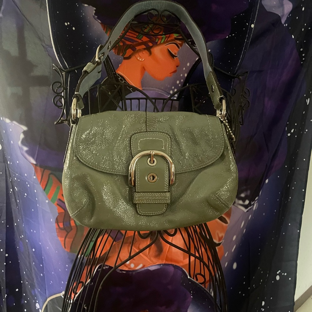 Coach Vintage Patent leather olive green bag. Two tones strap.